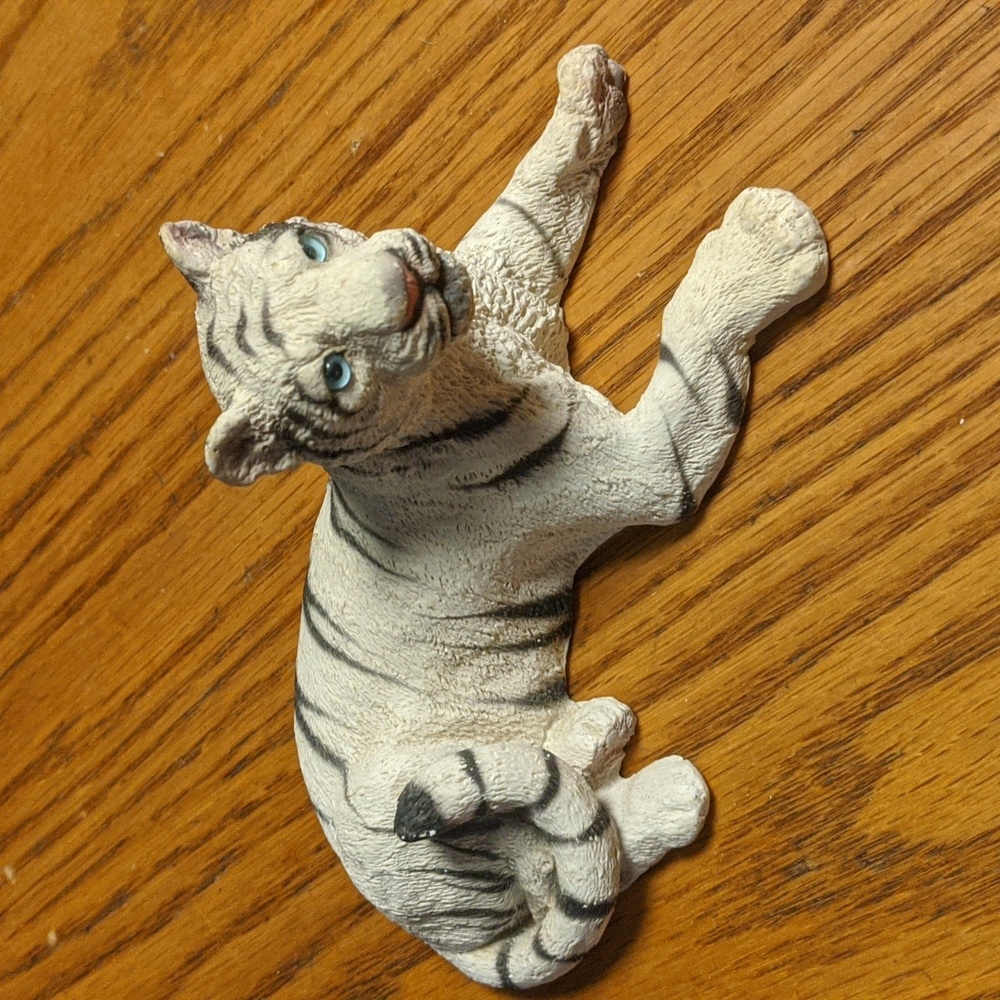Tiger statue by Living Stone vintage collectable figurine blue eyes